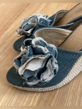 NEW- 9 X-Appeal Women's Mules  Denim Slide Sandals with Floral denim Accent
